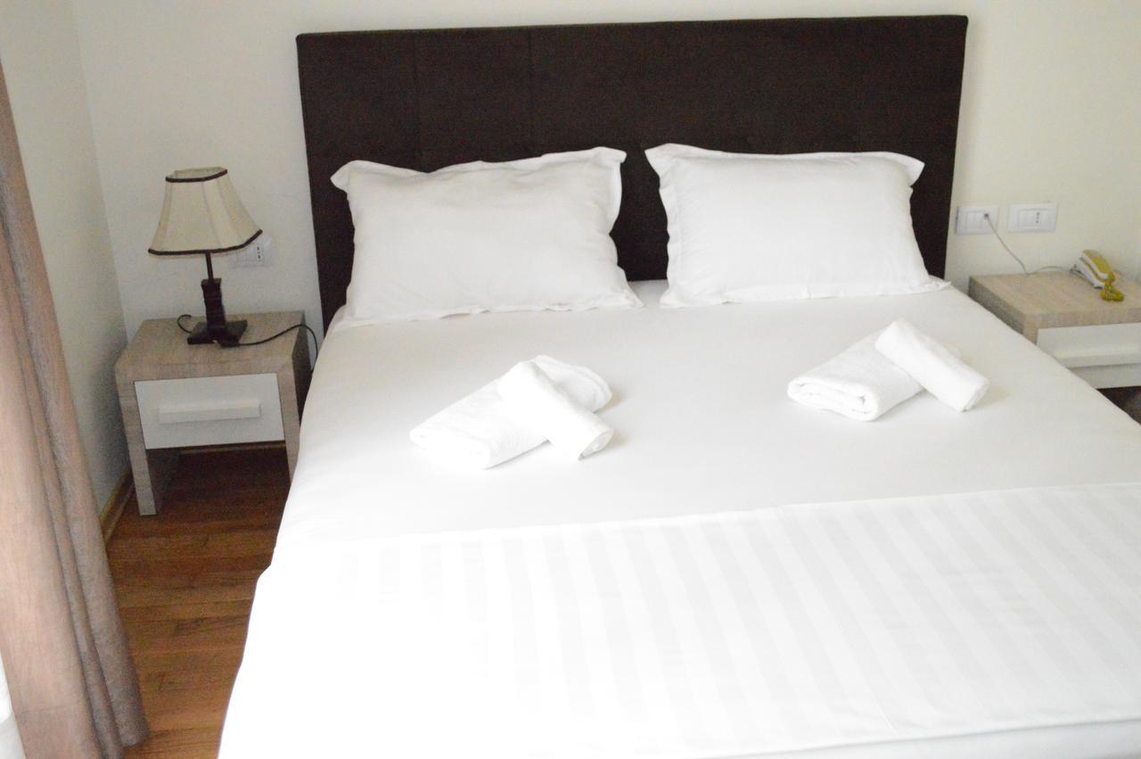 Living Hotel ติรานา ภายนอก รูปภาพ